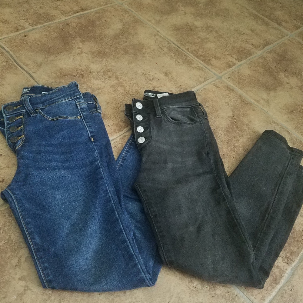 High-waisted jeans